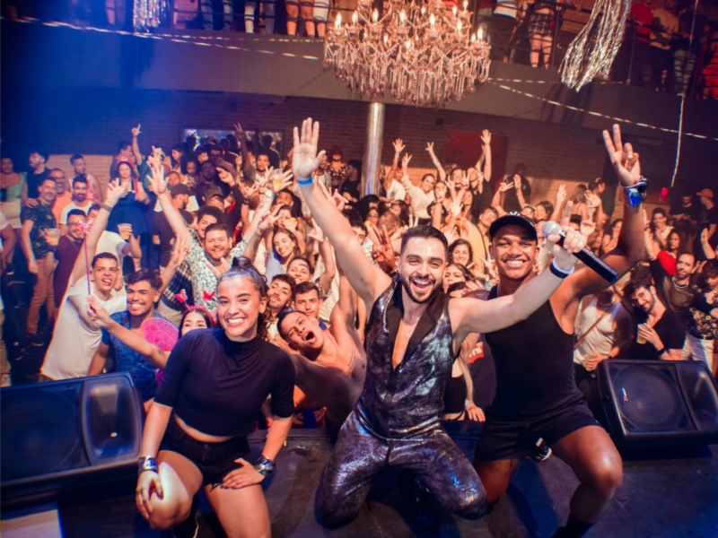 Deni Allison e Banda: hits nacionais e internacionais