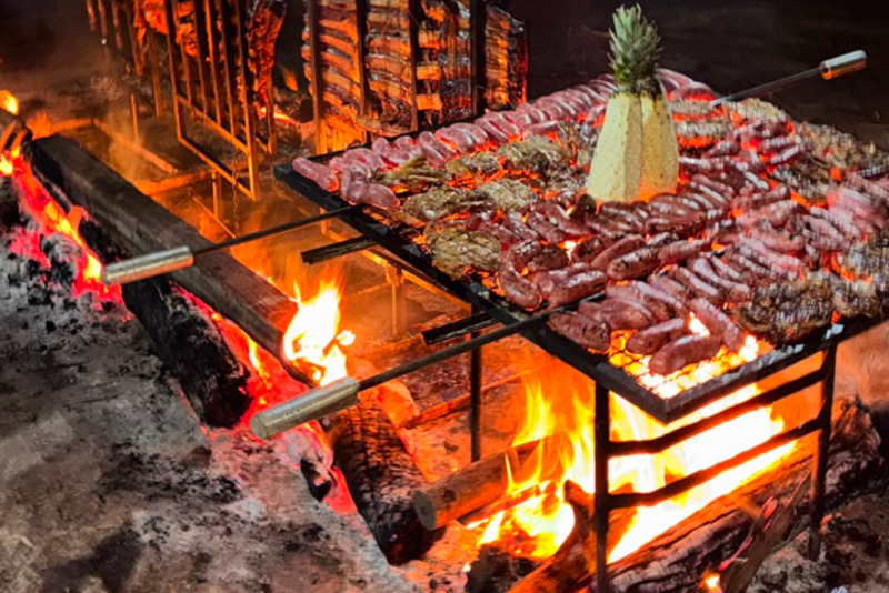 Rei do Disco de Arado também brilha com churrasco de fogo de chão