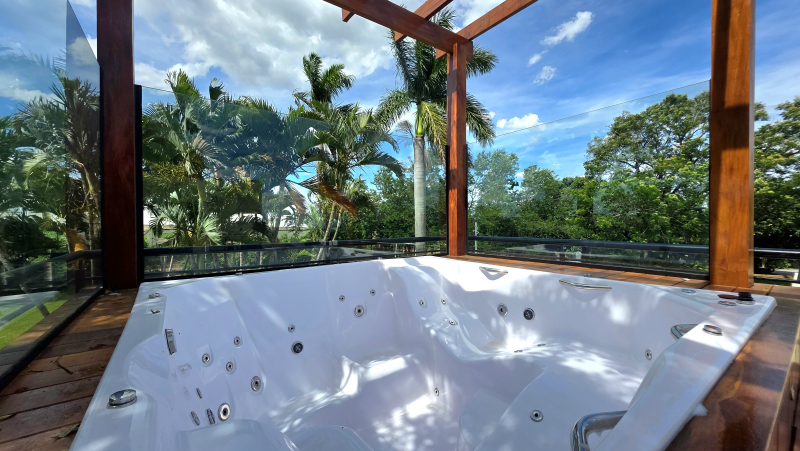 Rooftop do Sítio Maetis: iluminação especial, jacuzzi com hidro e bistrôs